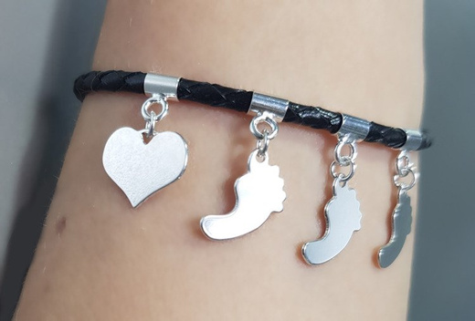 Br1005 bransoletka z grawerem 2 zawieszki na rzemyku skórzanym stópki serce