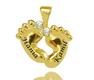 979 wisiorek z grawerem, złote stópki