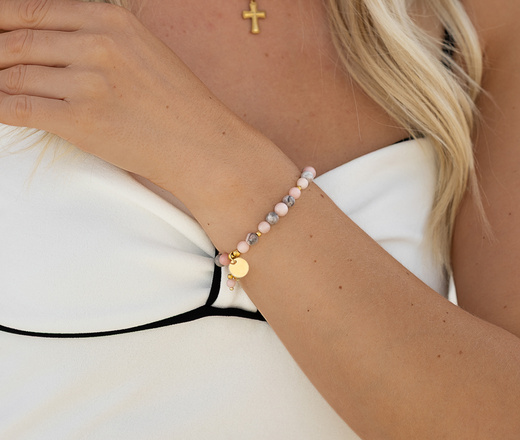 Różowa bransoletka z kamieniami naturalnymi z grawerem na gumce 1833