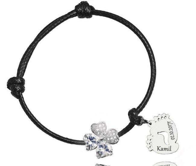 BR992 BRANSOLETKA z grawerem na sznureczku stópki koniczynka