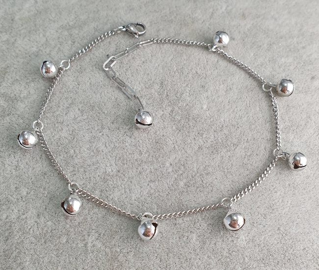 1232/24 bransoletka stalowa z kuleczkami dzwoniącymi na nogę