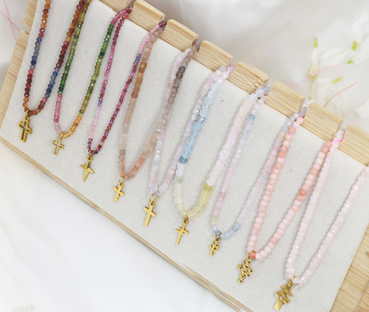 Naszyjnik z kokardką i kamieniami naturalnymi (czarny spinel) 1799/5