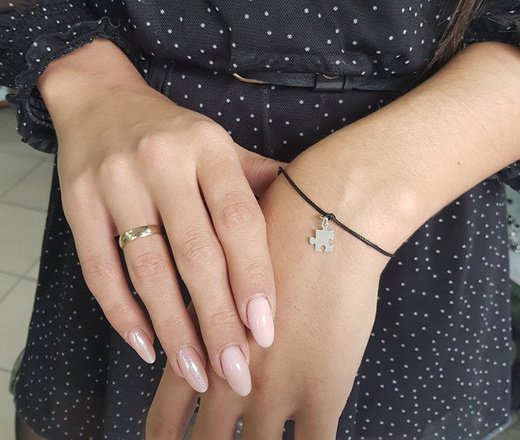 BR991 BRANSOLETKA Z GRAWEREM srebrna na sznurku zawieszka delikatna tanio