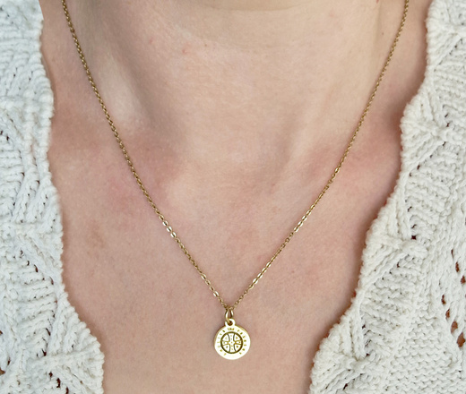 Naszyjnik z medalikiem dwustronnym Święty Benedykt, krzyż benedyktyński pozłacany 1810