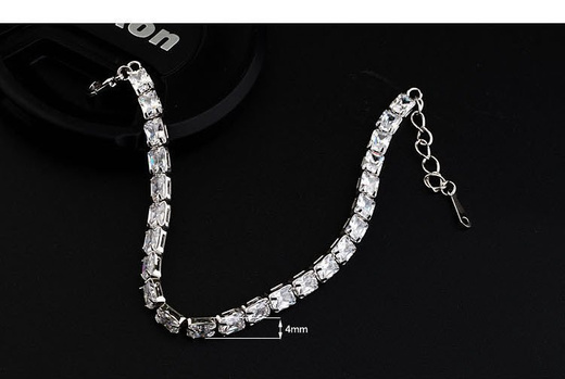 Br 599/65 delikatna BRANSOLETKA ślubna z postokątnymi cyrkoniami