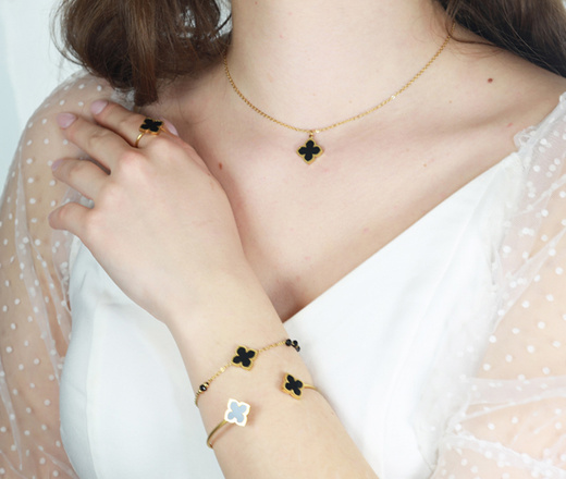 Bransoletka z czarna koniczynką 1774