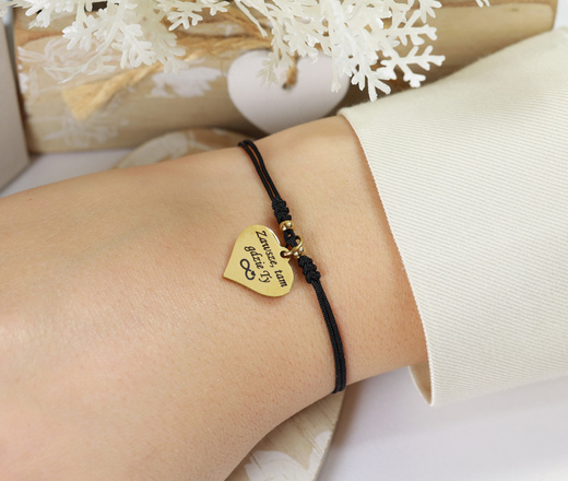 1701/4 bransoletka z sercem grawerowana złota dla dziewczyny na sznureczku