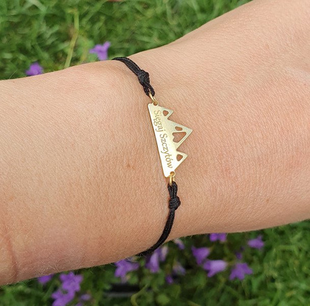 1082 BRANSOLETKA z grawerem na sznureczku, górskie szczyty, góry złote.