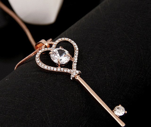 Nk 599/695 NASZYJNIK ze stali, klucz-serce wysadzane cyrkoniami, różowe złoto