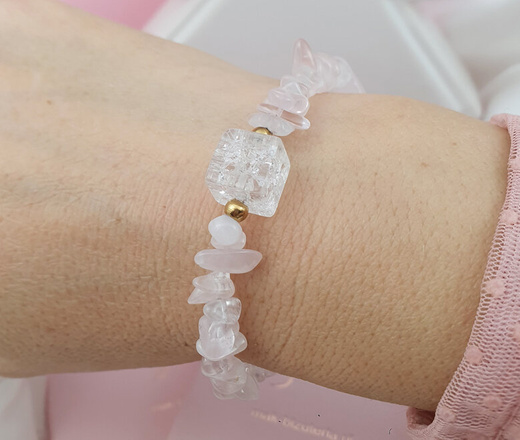 1594 naszyjnik kryształ górski blady róż z kostką