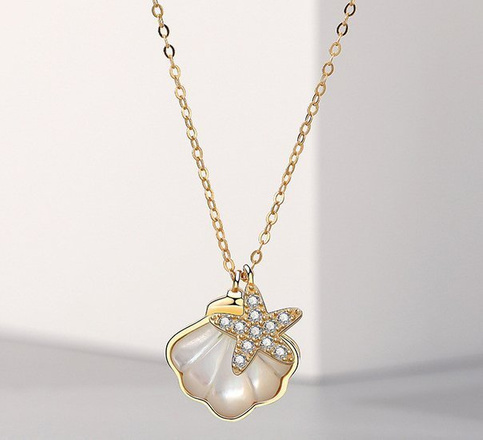 1064/26 Naszyjnik srebrny 925 pozłacany, muszelka z masą perłową i rozgwiazdą