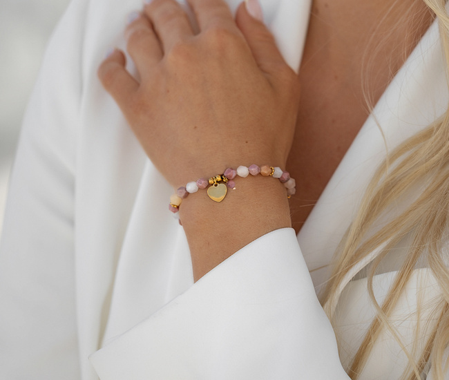 różowa bransoletka z grawerem na gumce kamienie naturalne 1829