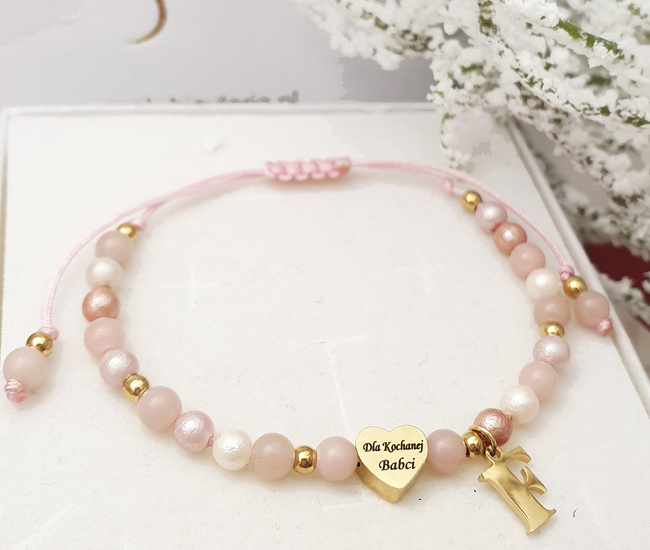 1626 bransoletka z perełkami i sercem oraz inicjałem dla babci