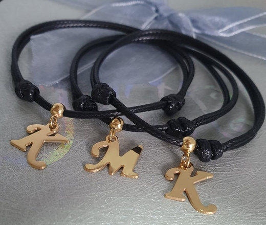 1039 BRANSOLETKA inicjał literka alfabet srebrna na sznureczku