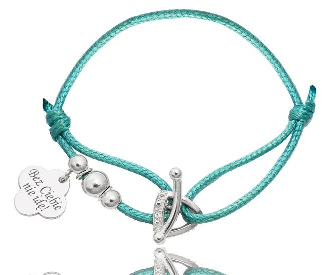 1257 bransoletka grawerowana srebrna na sznurku koniczynka