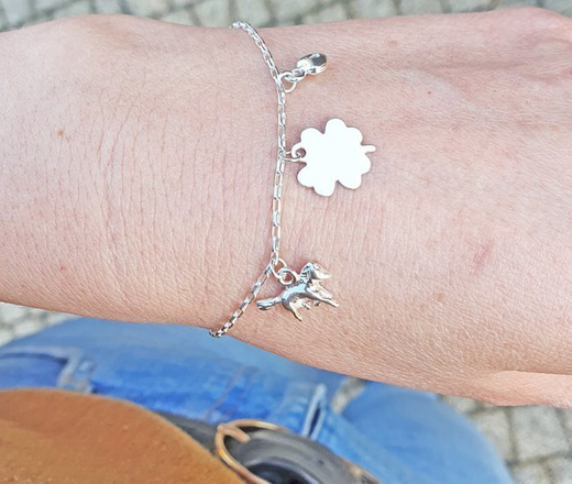 1252 bransoletka grawerowana na łańcuszku konik, koń, serce i koniczynka