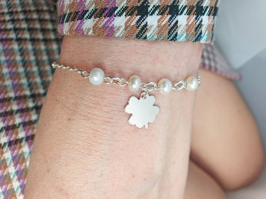 1258 bransoletka grawerowana perełki na łańcuszku z koniczynką