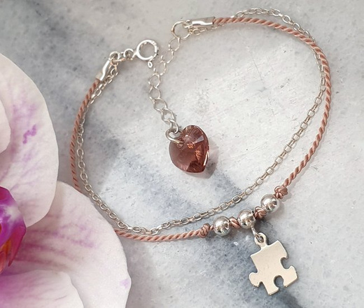 1193 bransoletka srebrna 925 z grawerem puzzel na jedwabnym sznureczku