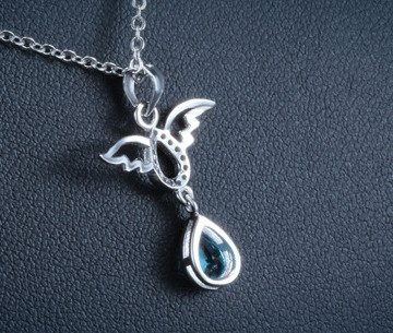 1064/3 wisiorek srebrny aniołek rodowany błękitna cyrkonia