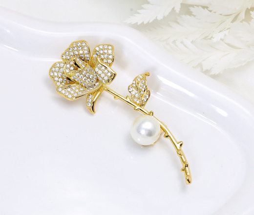  Złocona broszka róża zdobiona perłą i cyrkoniami 1885/2