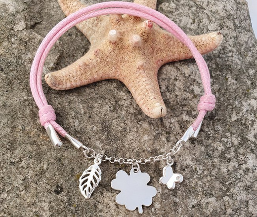 1151 bransoletka grawerowana srebrna na sznurku motylek koniczynka listek