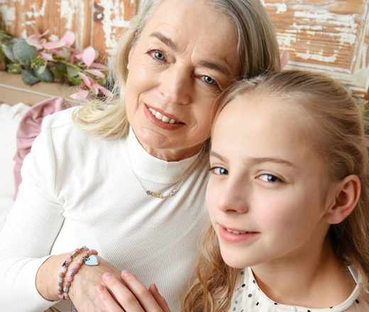 1601 bransoletka z sercem i stopkami grawerowanym kamienie naturalne