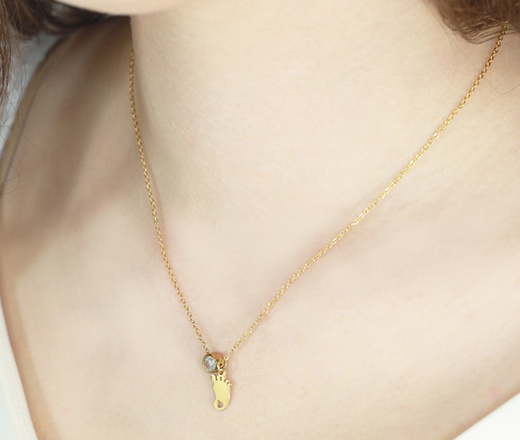 Grawerowany naszyjnik dla mamy z imieniem dziecka i cyrkonią 1764/1