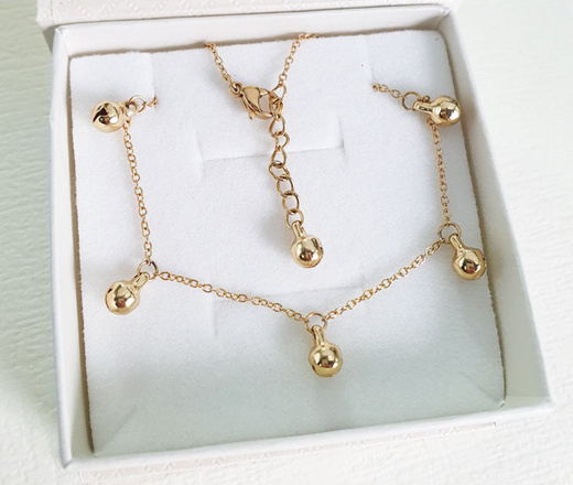 1071 bransoletka stalowa złota z kuleczkami dzwoniącymi na nogę