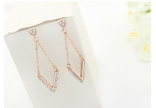 Kol 599/584 KOLCZYKI długie, żółte złoto, z cyrkoniami litera V