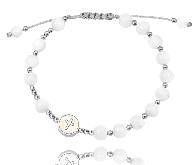 1571/15 bransoletka różaniec srebrna z grawerem na sznureczku z koralikami i krzyżem z masy perłowej