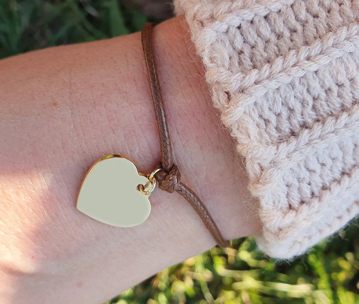 1107 BRANSOLETKA Z GRAWEREM złote serce na sznureczku