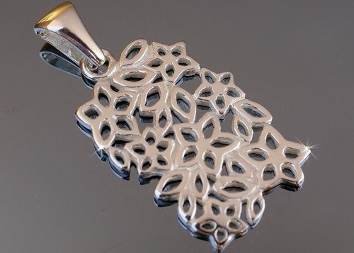 WISIOR AŻUROWE KWIATUSZKI