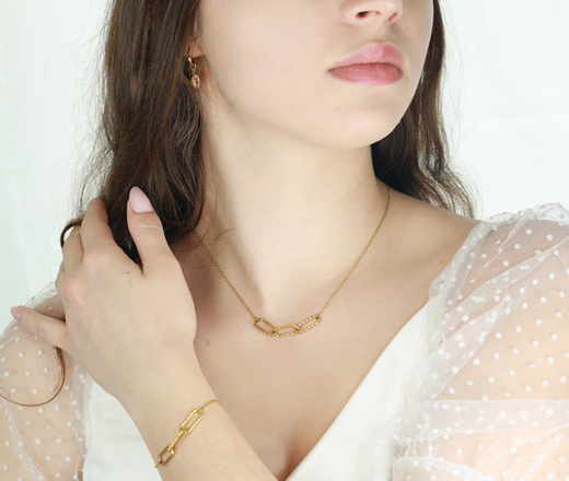 pozłacany naszyjnik zdobiony fasetowanymi ogniwami 1771