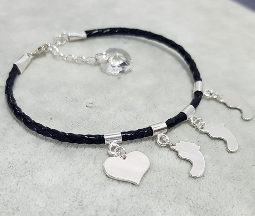 Br1005 bransoletka z grawerem 2 zawieszki na rzemyku skórzanym stópki serce
