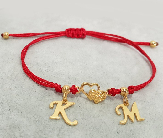 1043 BRANSOLETKA Z GRAWEREM inicjały literki złote z połączonymi sercami na sznureczku