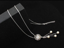 Nk 599/630 NASZYJNIK, srebrny łańcuszek i perła ozdabiana srebrnym drucikiem oraz frędzelkami z łańcuszków i perłami