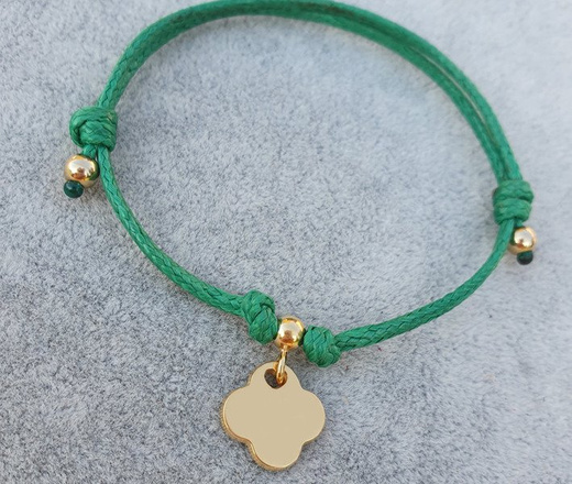 1102 BRANSOLETKA Z GRAWEREM złota koniczynka na sznureczku