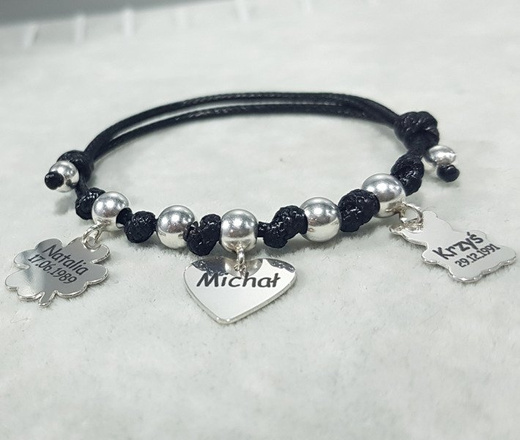 BR925 BRANSOLETKA Z GRAWEREM na sznurku trzy zawieszki