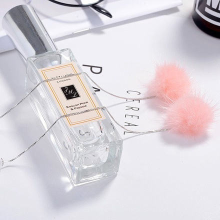 Kol 599/858 KOLCZYKI futerka, pompony długie jasno różowe z perłą