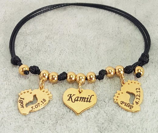 1058 BRANSOLETKA Z GRAWEREM złota na sznureczku serce stópki