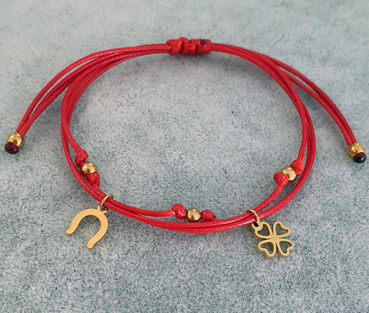 1391 bransoletka czerwona z koniczynką i podkową