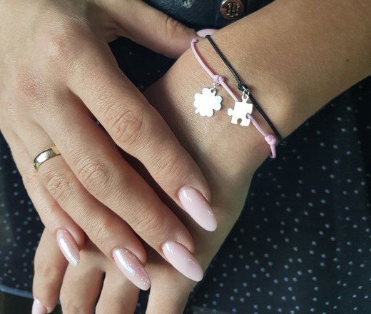 BR991 BRANSOLETKA Z GRAWEREM srebrna na sznurku zawieszka delikatna tanio