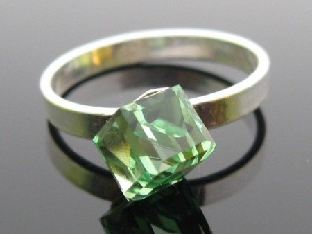 Pierścionek z kryształów SWAROVSKI ELEMENTS 6mm sr. 925 PERIDOT